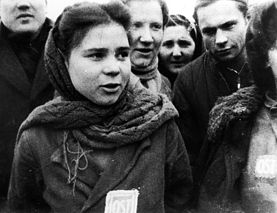 Sogenannte „Ostarbeiterinnen“ werden aus dem Lager bei Łódź befreit. Alle tragen den Aufkleber 