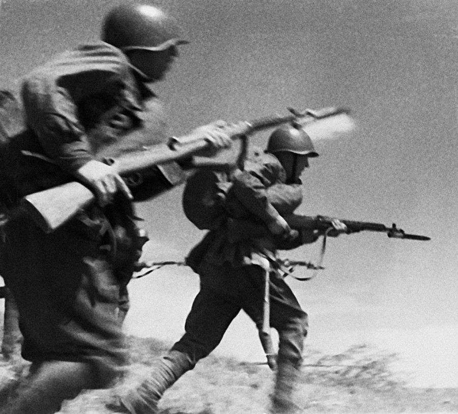 Sowjetische Soldaten gehen auf Angriff, 1941