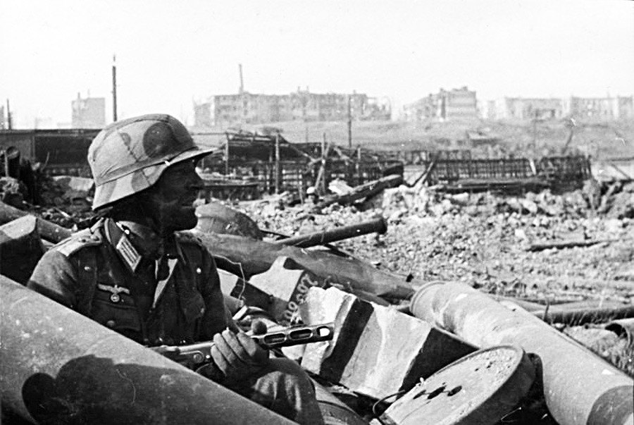 Сталинградская битва. Немецкий солдат с автоматом ППШ 41 в укрытии между обломками, осень 1942