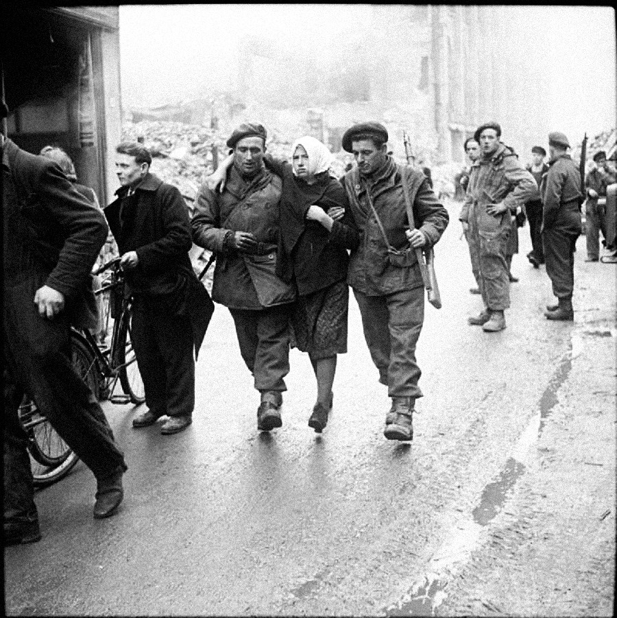 Miembros del Ejército británico en Europa noroccidental liberan a trabajadores esclavos de un sótano que había sido incendiado por un policía alemán. Osnabruck, 7 de abril de 1945.