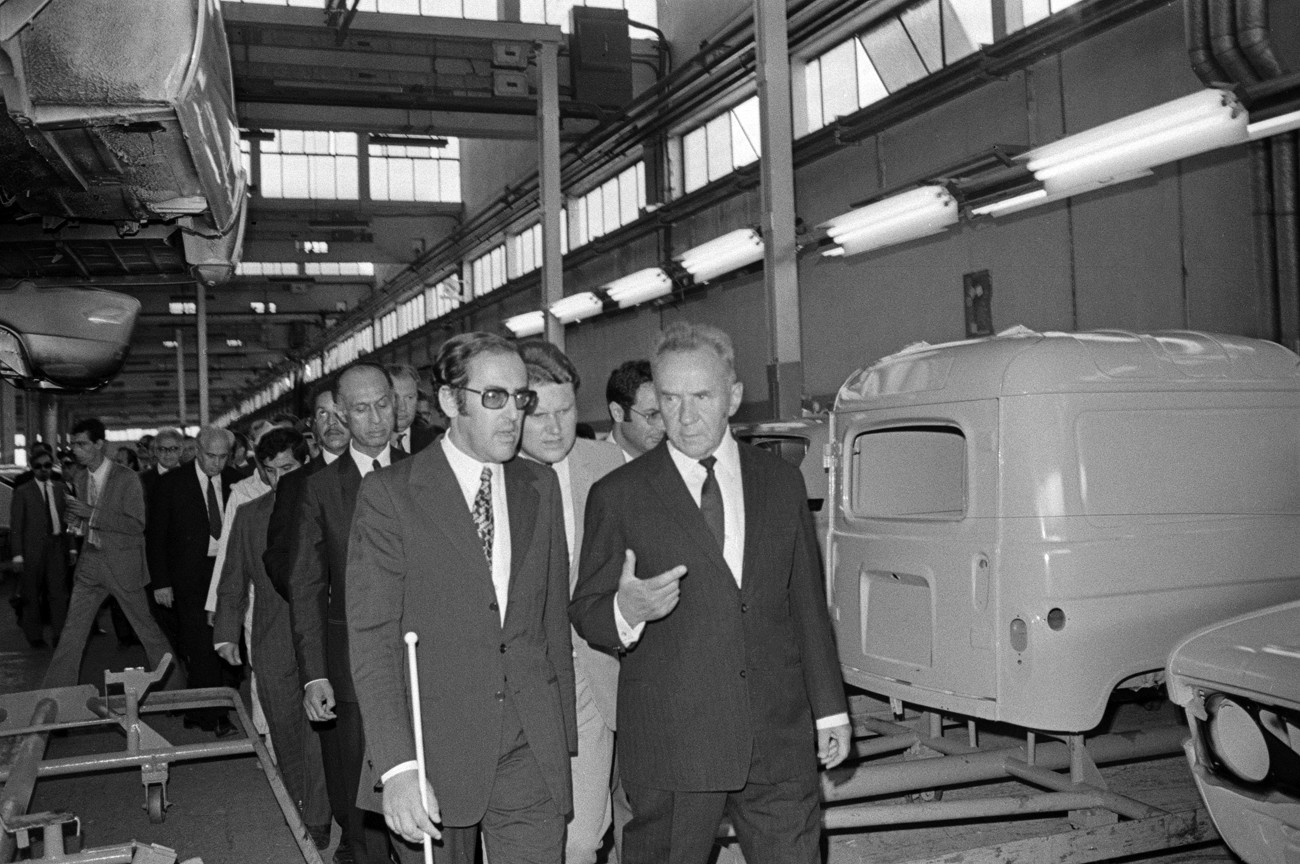 Aleksej Kosigin in spremljevalec v eni od delavnic avtomobilske tovarne Somaka, Casablanca, Maroko, 9. 10. 1971