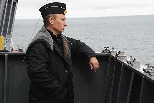 Vladímir Putin a bordo del crucero Pedro el Grande durante los ejercicios militares de la Flota del Norte de Rusia en el mar de Barents, el 17 de agosto de 2005.