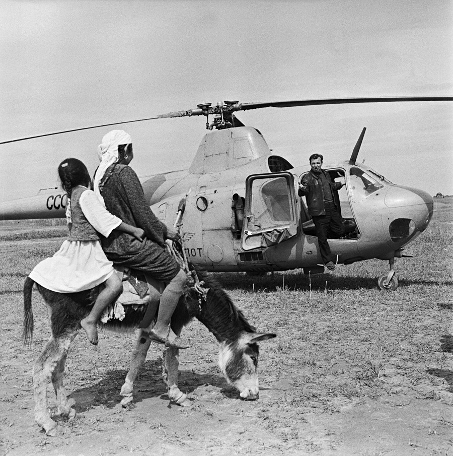 Moradores locais cumprimentam o piloto de um Mil Mi-1 na República Soviética do Turcomenistão, em 1° de maio de 1969.