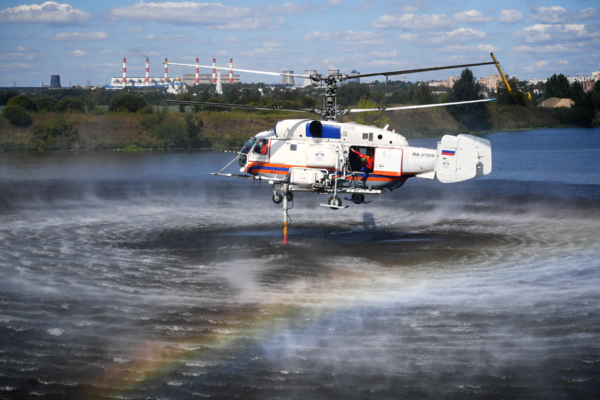 Вертолеты над озером. Пожарно-спасательный вертолет ка-32а. Пожарный вертолет ка 32. Ка-32 вертолёт. Ка-32а11м.
