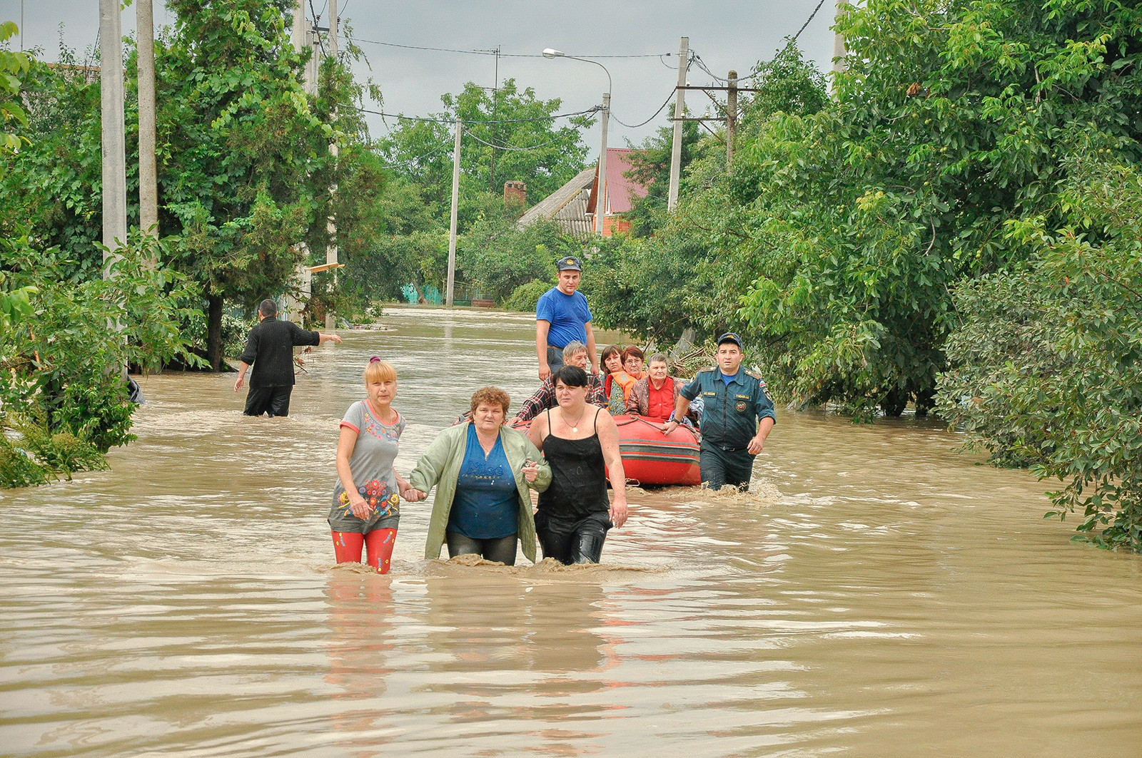 Мештани за време поплаве у Кримску.