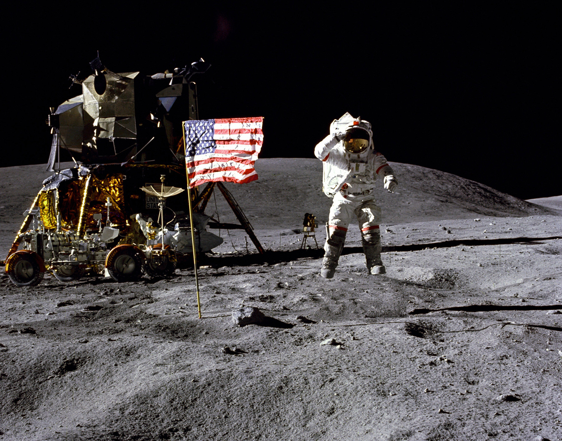月面着陸船パイロットジョン・ヤングが月面を歩いている。後には月着陸船「イーグル」。アポロ11号の月面着陸の時。