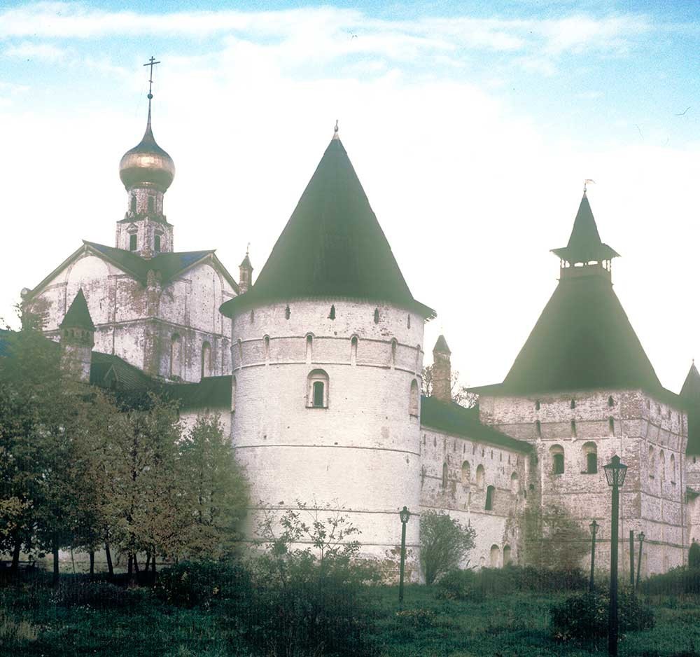 Corte del metropolitano, pared este vista desde el suroeste. De izquierda a derecha: Iglesia del Salvador ‘en el vestíbulo’, torre de la esquina suroeste, torre del jardín. 4 de octubre de 1992.