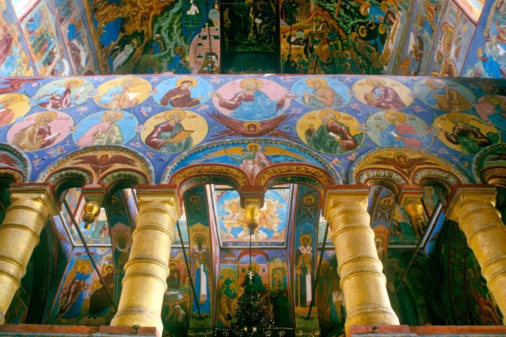 Iglesia del Salvador. Vista hacia el este, arcada de soleás con medallones al fresco que representan a los Apóstoles y la fila de déesis (‘plegaria’ o ‘súplica’) con Cristo en el centro. 29 de julio de 1997.