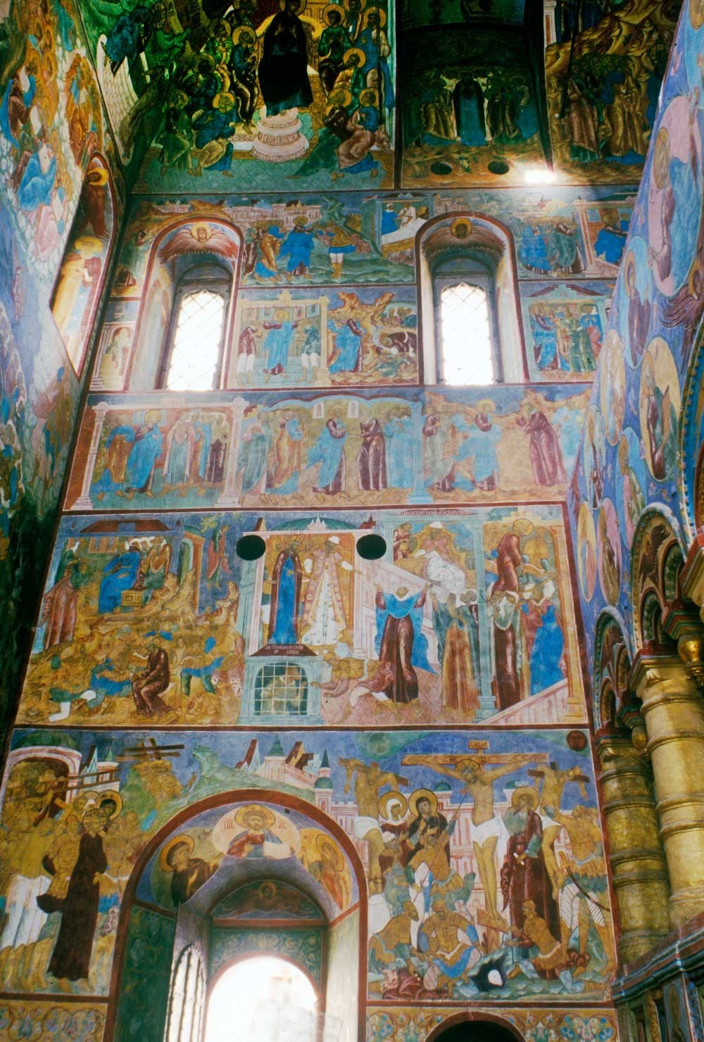 Iglesia del Salvador. Frescos del muro norte, con filas inferiores que representan la Pasión de Cristo y la Crucifixión. 29 de julio de 1997.