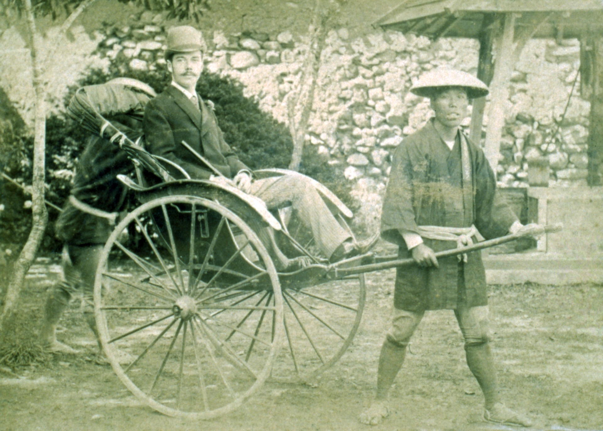ロシア皇太子ニコライ陛下が人力車に乗っている。1891年。（上野彦馬撮影）
