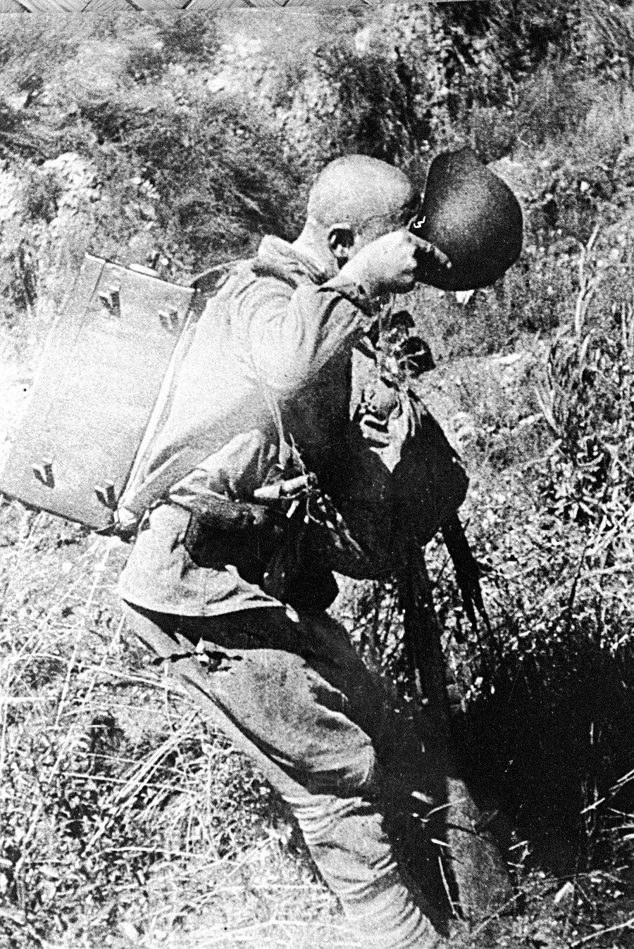 Войникът пие вода от шлем след битка. Трети Беларуски фронт, Втората световна война.
