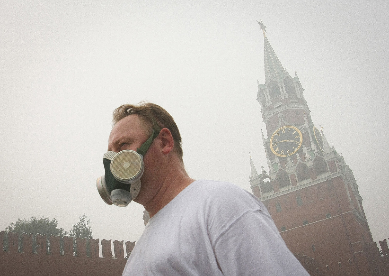 This photo taken on August 7, 2010 shows a man wearing a gas masks to protect himself from the smog in Moscow due to forest fires. 