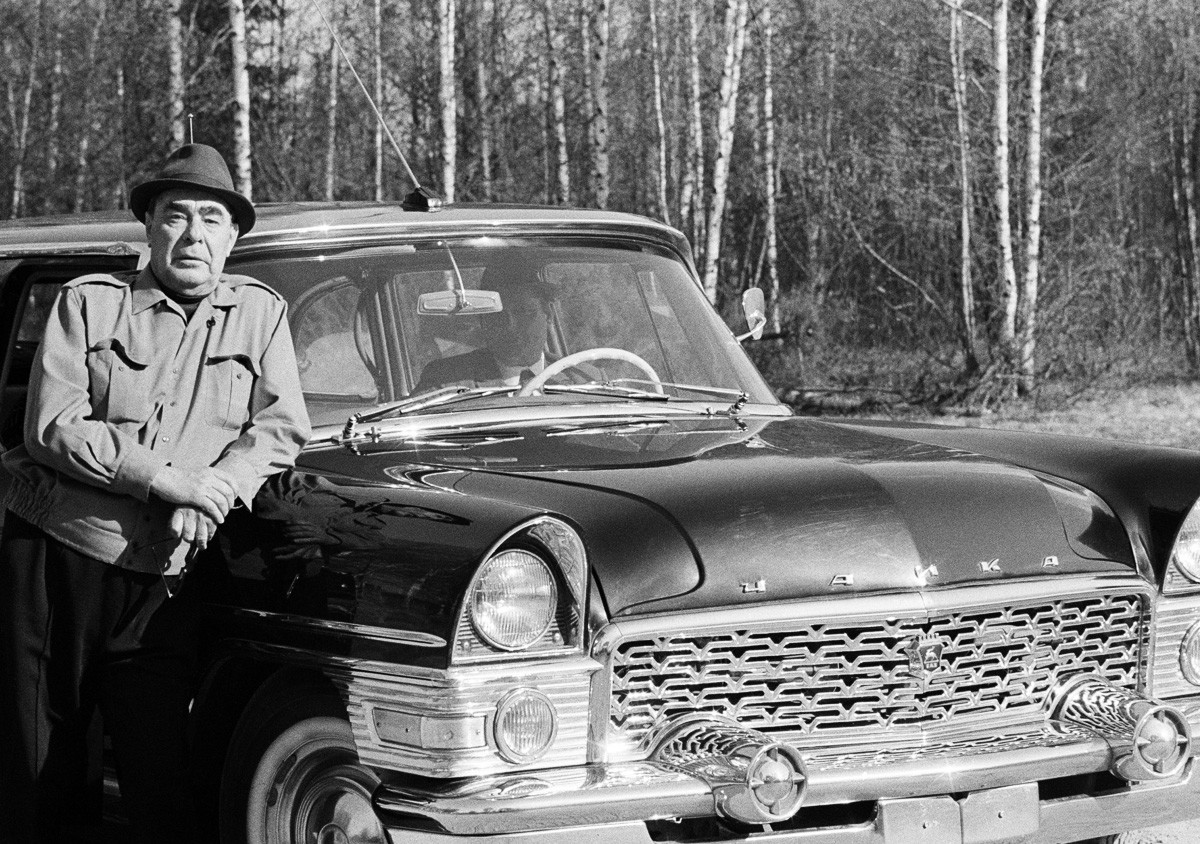 Líder soviético, Leonid Brézhnev, cerca de un Chaika, región de Moscú.