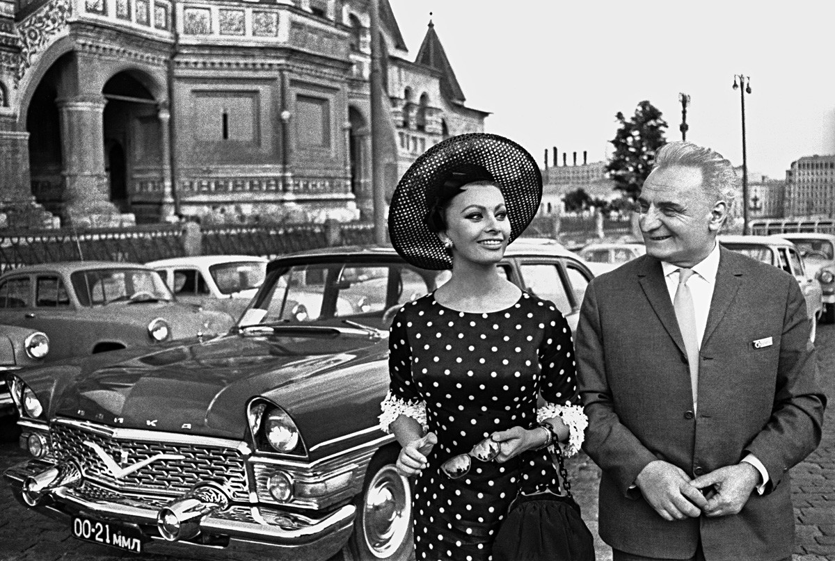 Actriz italiana Sophia Loren y actor soviético Sergó Zakariadze cerca de un coche Chaika, Moscú.