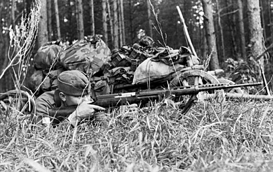 Nemški vojak strelja iz zaplenjenega SVT-40.