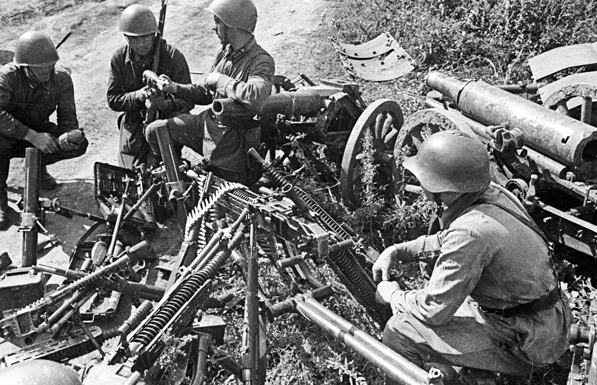 Sovjetski vojaki pri pregledu zaplenjenega nemškega orožja, 1941