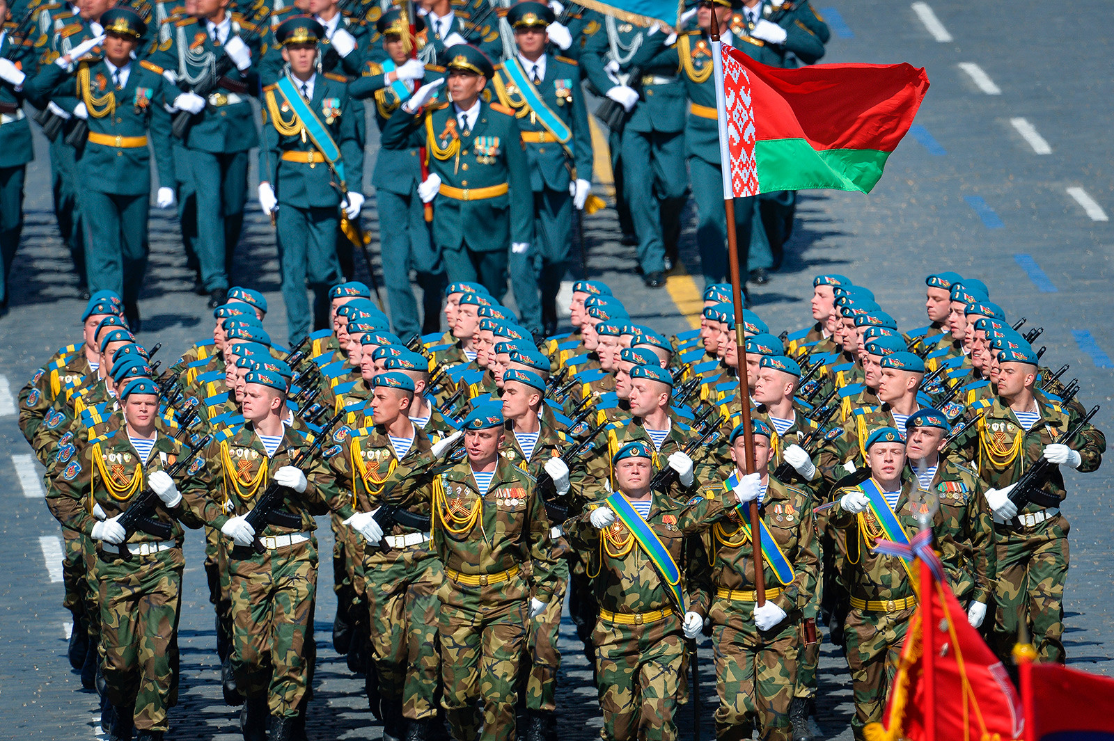 Tentara Belarus selama latihan parade militer gabungan di Lapangan Merah untuk perayaan Hari Kemenangan.