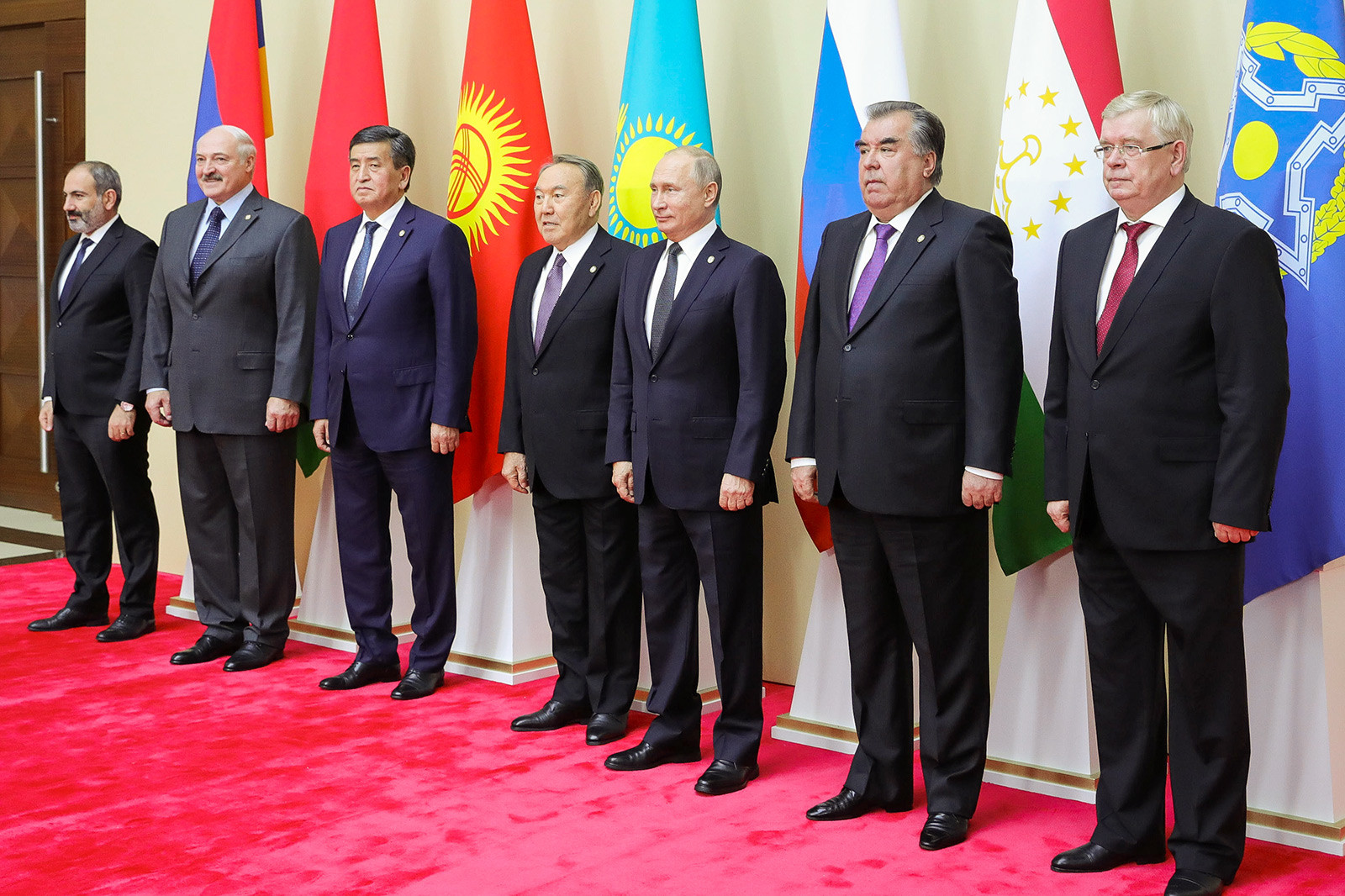 アルメニア大統領候補、ニコル・パシニャン、ベラルーシ大統領アレクサンドル・ルカシェンコ、キルギスの大統領ソーロンバイ・ジェーンベコフ、カザフスタン大統領ヌルスルタン・ナザルバエフ、ロシア大統領ウラジーミル・プーチン、タジキスタン大統領エモマリ・ラフモン、集団安全保障条約機構事務局長の代理者、ヴァレリー・セメリコフ。集団安全保障条約機構の加盟国代表団長の集合写真。