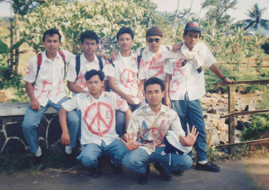 Enjay Diana (kanan) berfoto bersama teman-teman sekolah seusai lulus-lulusan SMA pada 1994. 