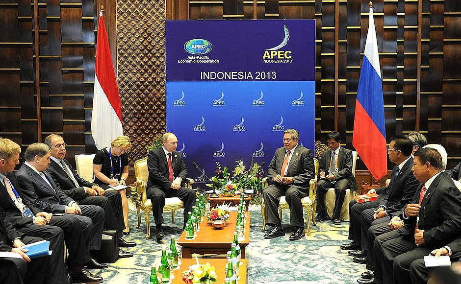 Enjay Diana mendampingi Presiden Susilo Bambang Yudhoyono , sebagai penerjemah saat pertemuan bilateral dengan Presiden Vladimir Putin di KTT APEC, Bali, Senin (7/10/2013). 