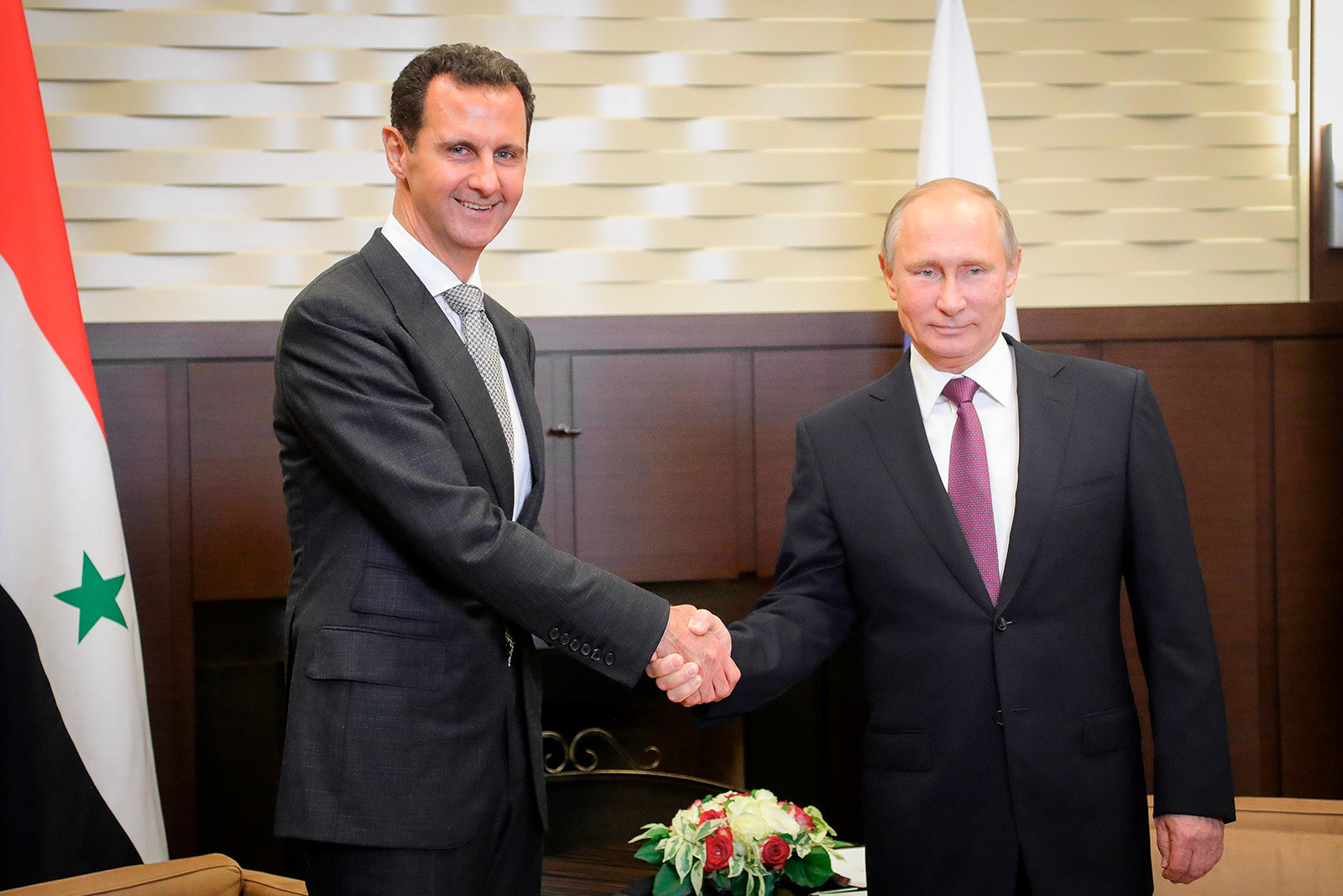 Presidente de Rusia, Vladímir Putin, y presidente de Siria, Bashar Al-Ásad (a la izquierda).