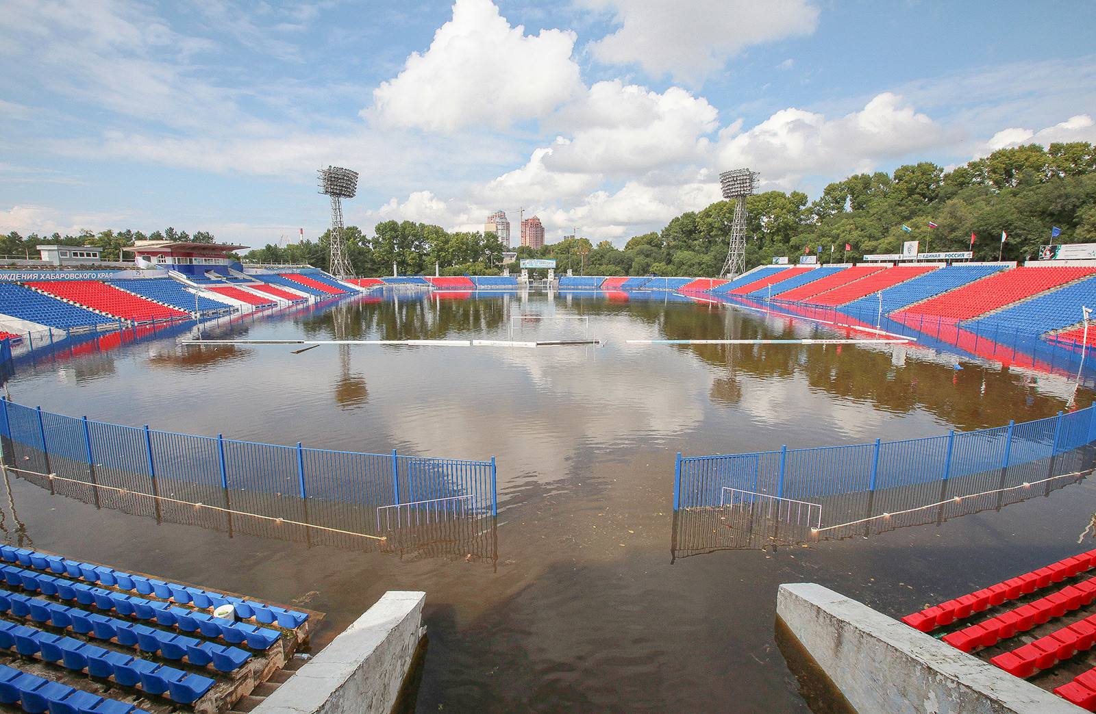 Estádio Lênin desolado e inundado. Arena é casa do clube de futebol local SKA-Enérguia, em Khabarovsk.