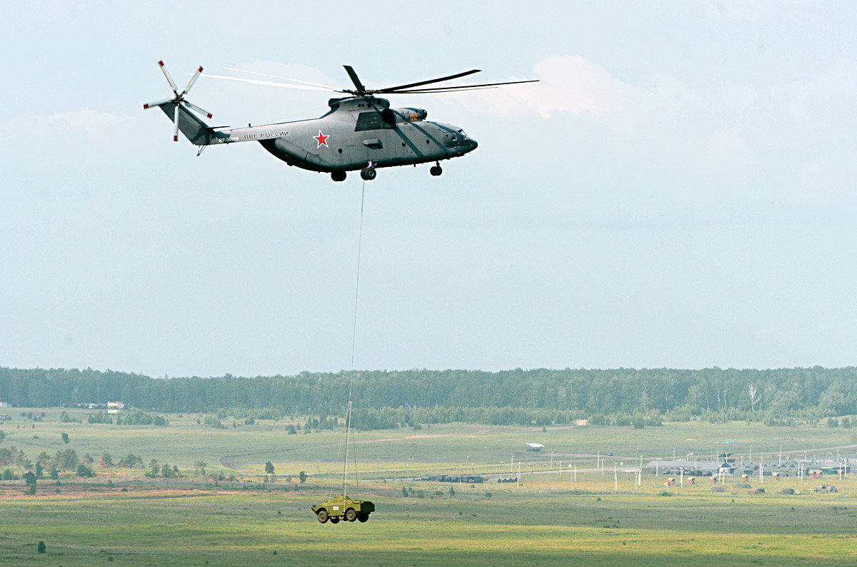 Mi-6が装甲の偵察隊と巡回車を運送している。チェバルクリ射撃場での軍事訓練の時。中央軍管区、チェリャビンスク州。