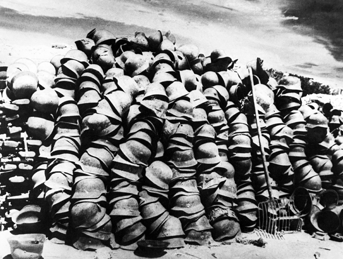 СССР. Куп војнички шлемови за време на Големата татковинска војна на Источниот фронт 1941 година.