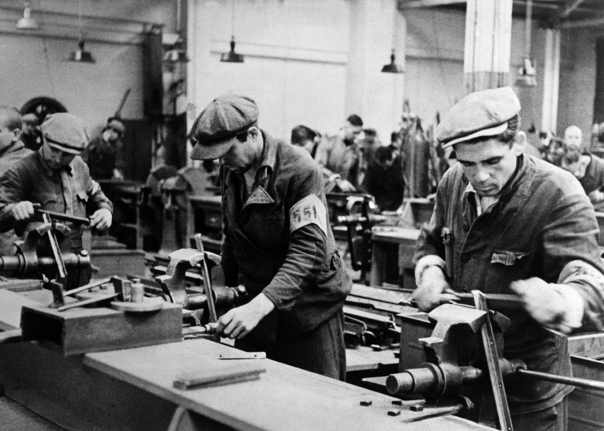 Ostarbeiter di sebuah pabrik alat perang di Jerman Selatan. Mereka memakai gelang sebagai tanda.