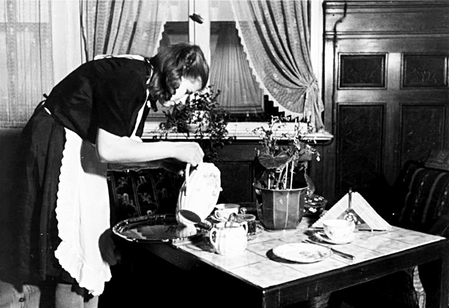 Seorang Ostarbeiter perempuan bekerja sebagai pelayan di sebuah rumah orang Jerman.
