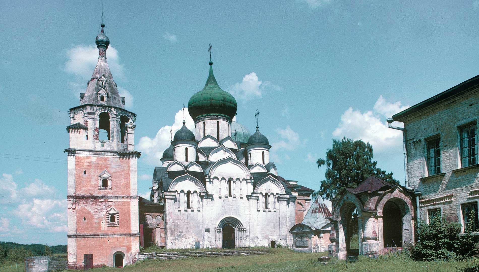 Staritsa. Dormition Monastery, south view. From left: bell tower with Chapel of St. Job; Dormition Cathedral, Ivan Glebov mausoleum, abbot's chambers. July 21, 1997.