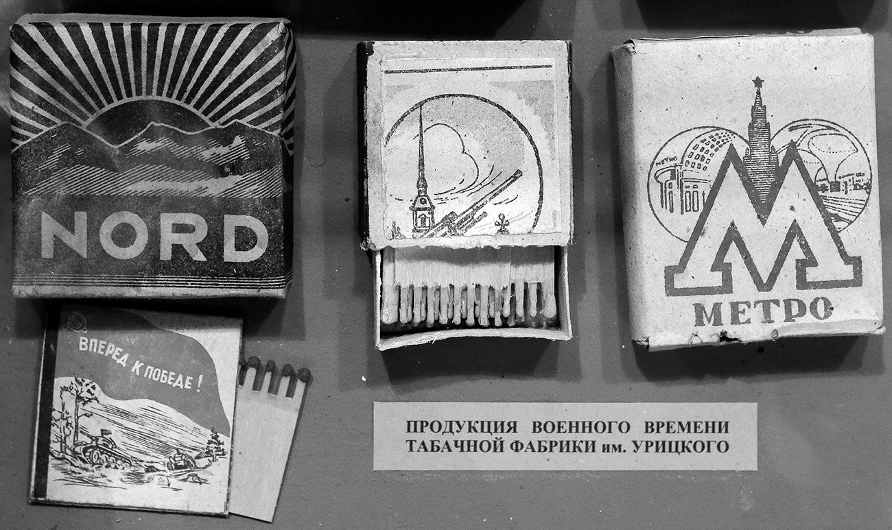 Razstavljeni izdelki Tobačne tovarne Uricki iz vojnih časov v Državnem muzeju spomina na obrambo in blokado Leningrada v Sankt Peterburgu