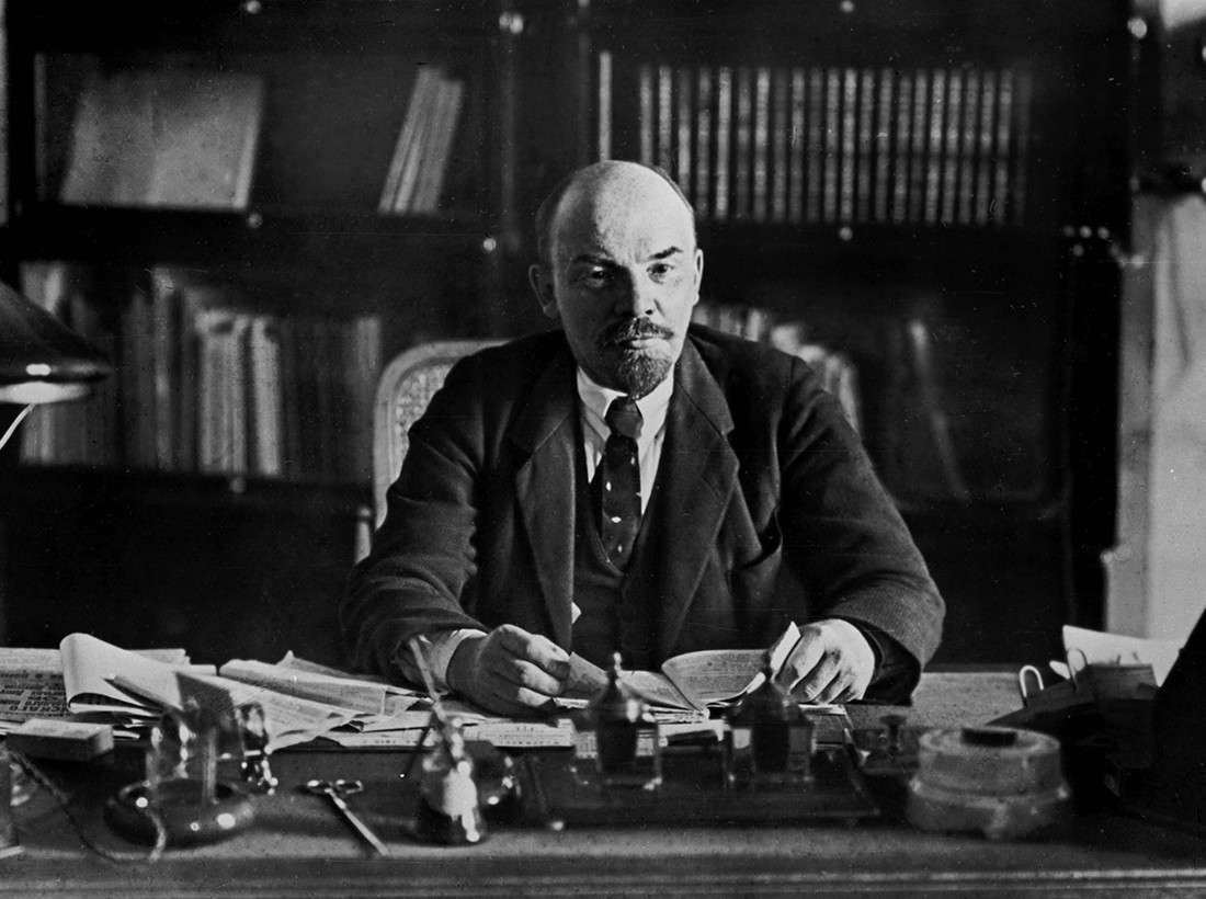 クレムリンの書斎でのウラジーミル・レーニン(1870-1924)。1918年10月16日。