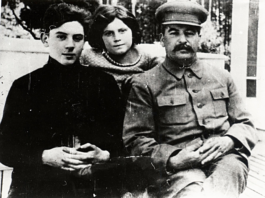 Iósif Stalin con su hijo Vasili y su hija Svetlana, en plena década de los 30.