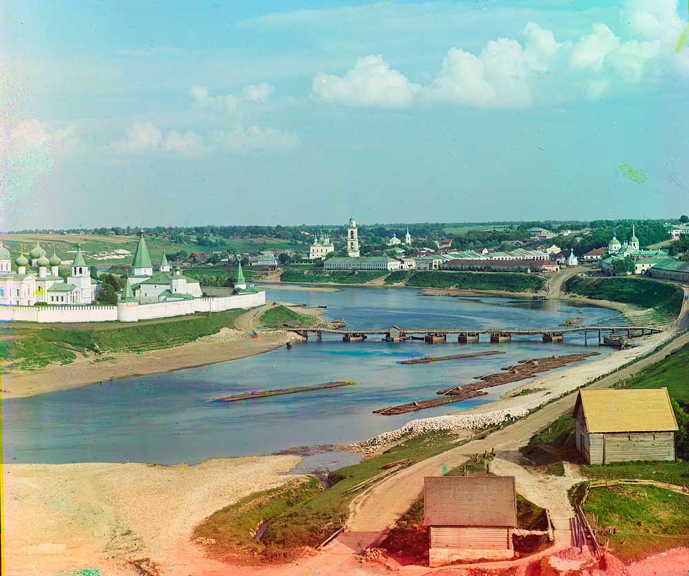 Staritsa. Vista sul fiume Volga con il monastero della Dormizione a sinistra. Estate 1910