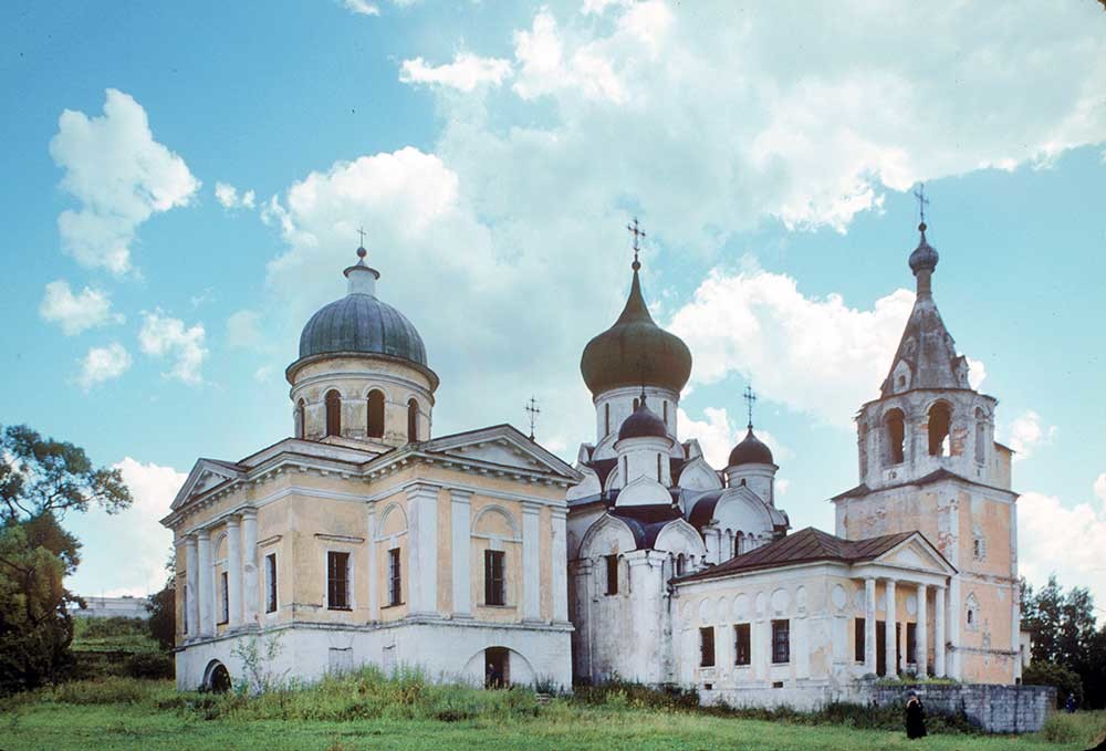 Monastero della Dormizione, vista nord-ovest. Da sinistra: Chiesa della Trinità; Cattedrale della Dormizione e nartece; campanile con cappella di San Giobbe. 21 luglio 1997