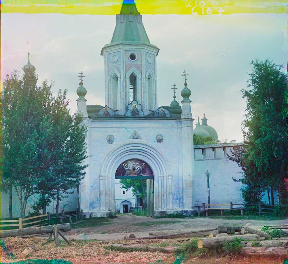 Monastero della Dormizione. Porta santa sul muro sud. La pittura sul timpano nell’arco d’ingresso raffigura la Dormizione di Maria. Quelle più in alto, sopra il parapetto, presentano l’immagine di Cristo. Estate 1910