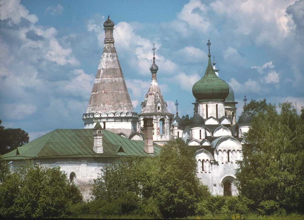 Monastero della Dormizione, vista sud dall’altra sponda del Volga. Da sinistra: Refettorio e Chiesa della Presentazione; Torre campanaria; Cattedrale della Dormizione; Chiesa della Trinità (dietro la cupola della Cattedrale della Dormizione). 21 luglio 1997