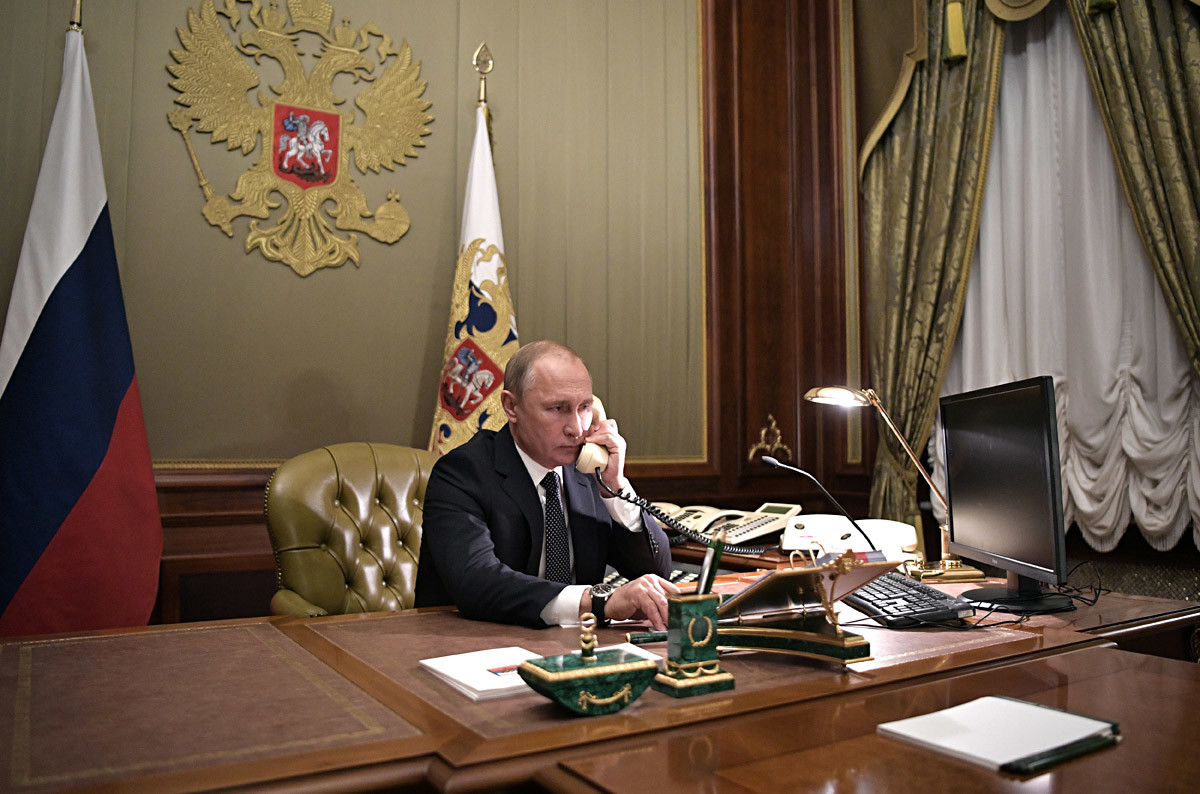 Putin fala ao telefone com criança doente.