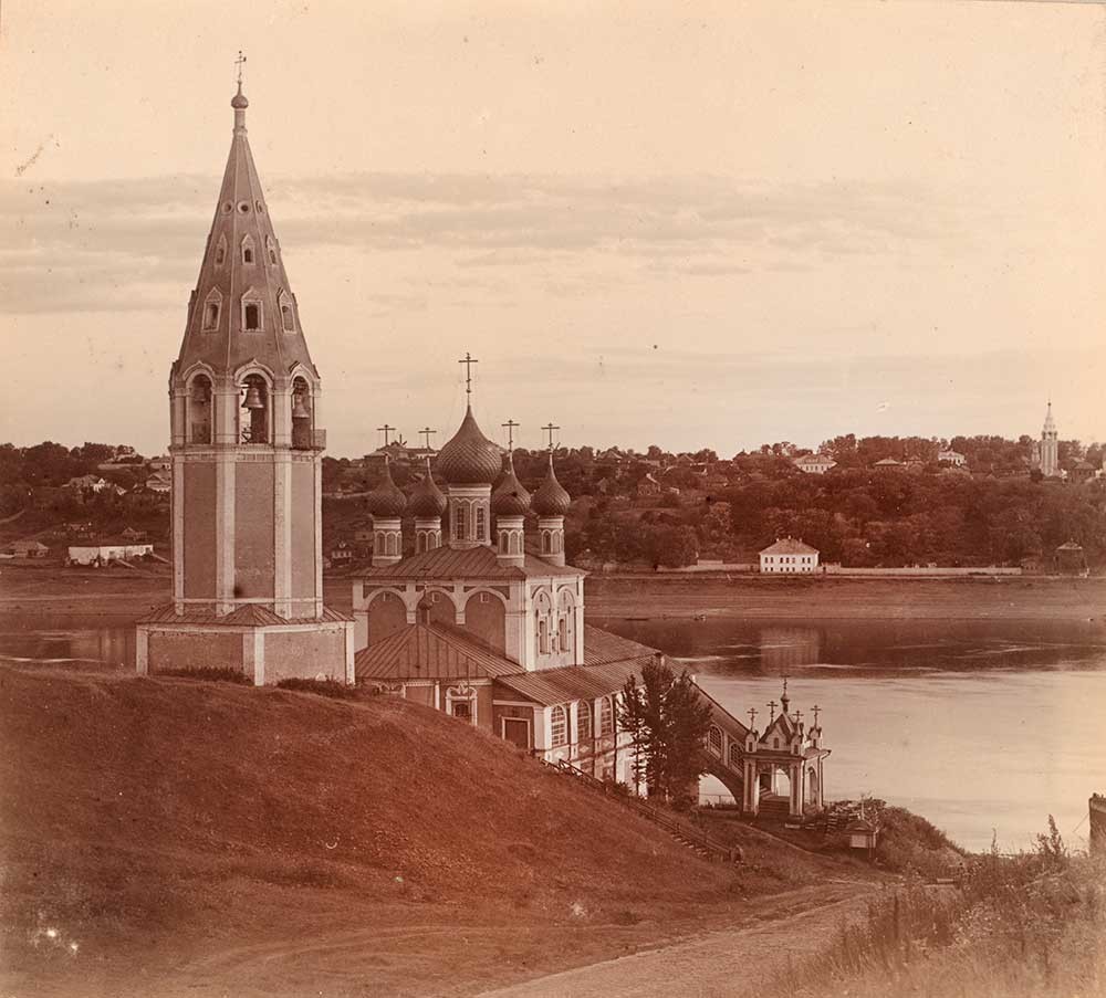 Campanario e iglesia del Icono de la Virgen de Kazán, vista noreste. Al fondo: Borisoglebsk (orilla derecha del Volga) con campanario de la catedral de la Resurrección. Verano de 1910.
