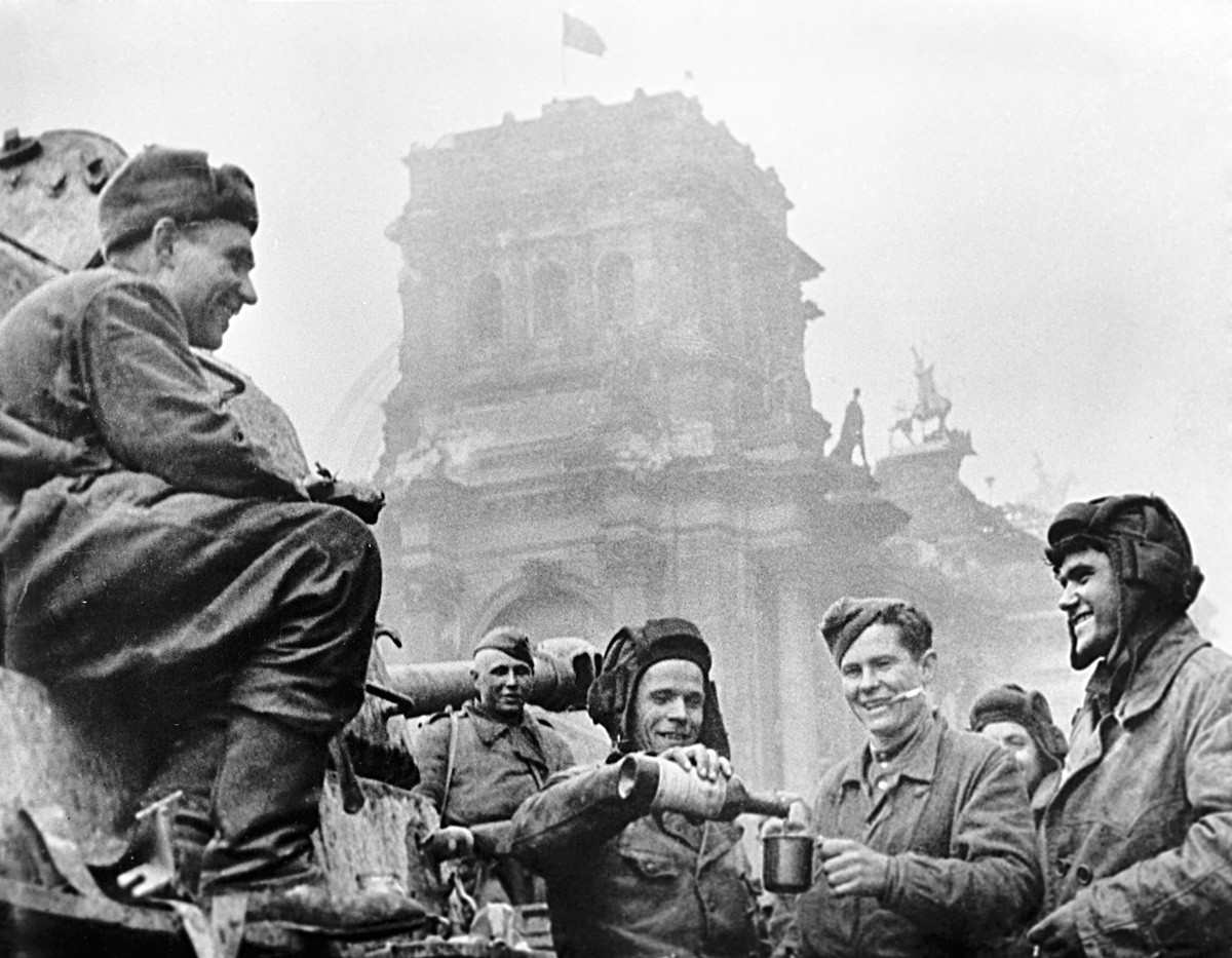 Soldados soviéticos na primeira manhã após a queda de Berlim.
