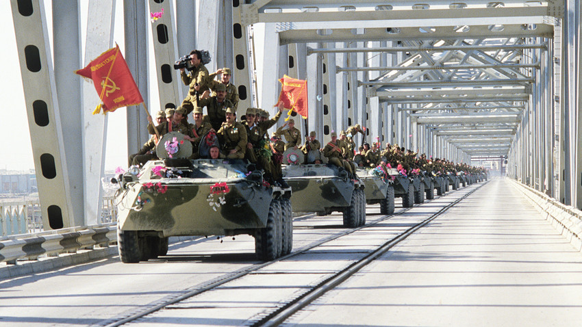 Soviet troops coming back from Afghanistan, 1989. Not everyone in the Russian military was happy enough to come back alive.