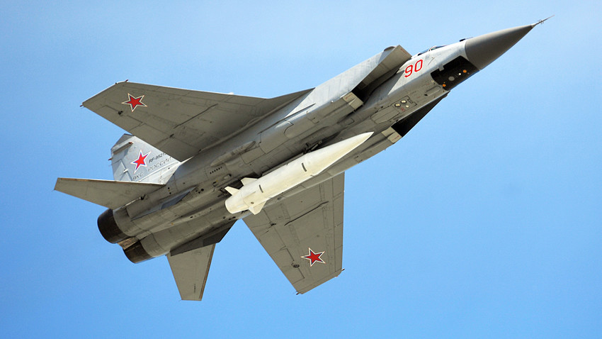 Caza ruso MiG-31 cargado con un misil hipersónico Kinzhal.