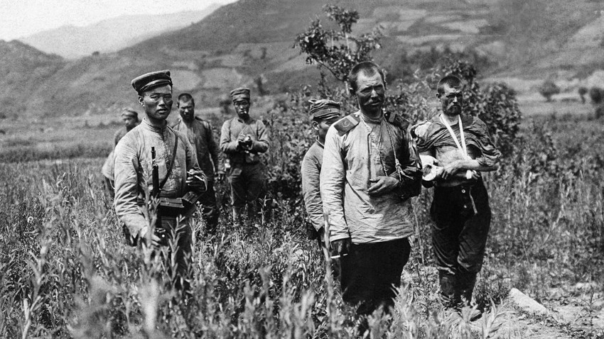 Руско-японската война (1904/1905), Манджурия, Китай: японски войници водят ранени руски войници към полева болница