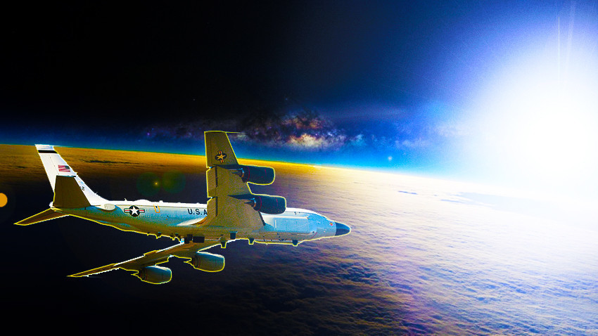 Američki izviđački zrakoplov RC-135S "Cobra Ball" je imao bliski susret s misterioznom svjetlošću.