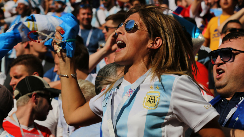 Alguns torcedores que foram ao país para a Copa continuam na Rússia.