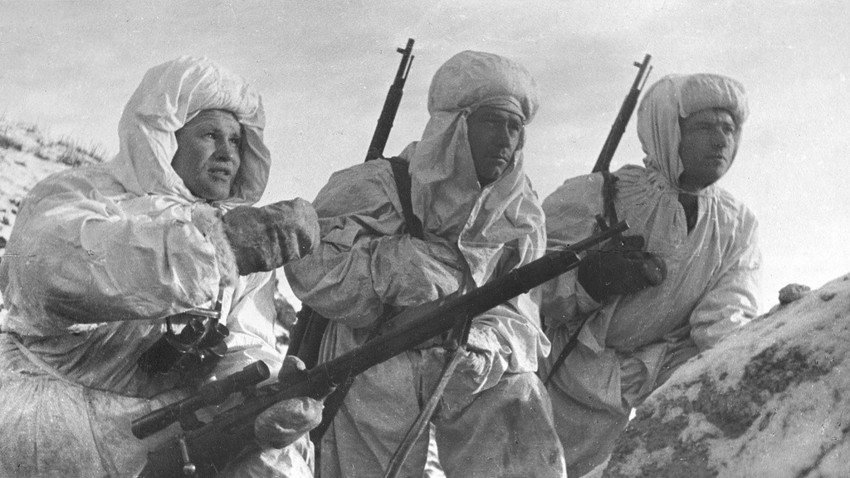 Vasilij Zajcev (levo) pri urjenju ostrostrelcev začetnikov