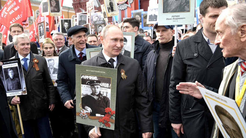 Путин со портретот на својот татко учествува во Бесмртниот полк