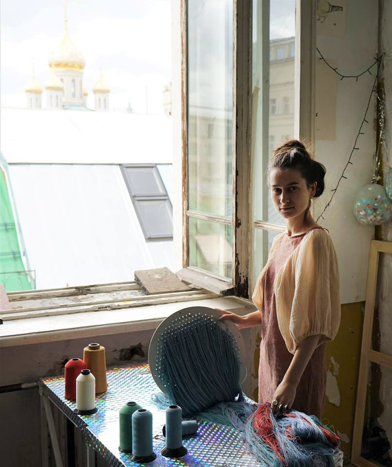 Mlada umetnica Ustina Jakovljeva v svoji delavnici v središču Moskve.