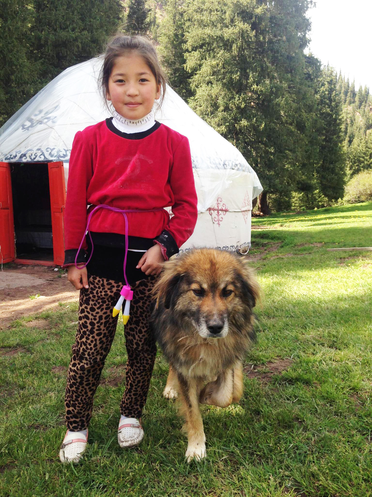 Kanikej (8 let) pred jurtom njene družine v gorovju Jeti Oguz, Kirgizija. Njeni starši in stari starši sicer že lep čas živijo v sovjetskih blokih, vendar od maja do septembra bivajo v gorah, tako kot njihovi predniki pred sovjetsko kolektivizacijo.